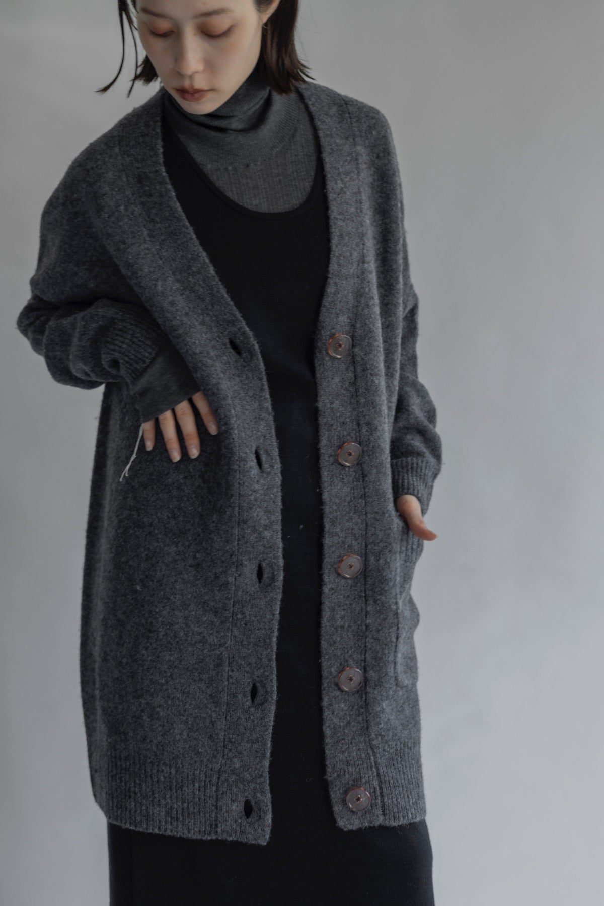 ※予約商品(8月下旬お届け予定)　wool 100% クリアボタンロングカーディガン/A30540